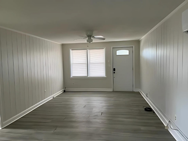 Building Photo - Walk to the Beach! Unfurnished, 2 Bedroom,...