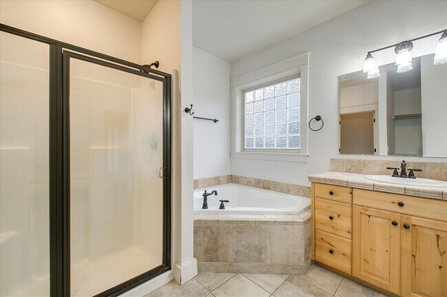 Building Photo - Beautiful Home In Hidden Springs