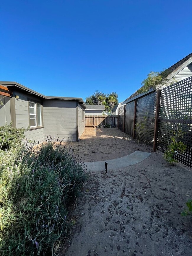 Building Photo - 489 Manzanita Dr