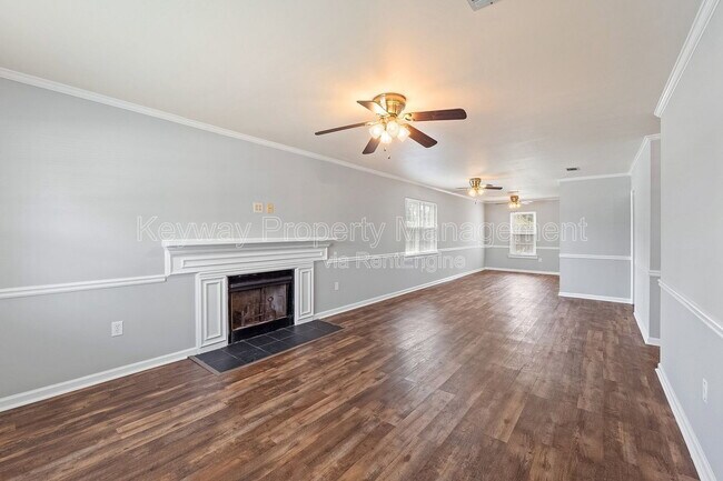 Building Photo - 3933 Miramar Dr Ext