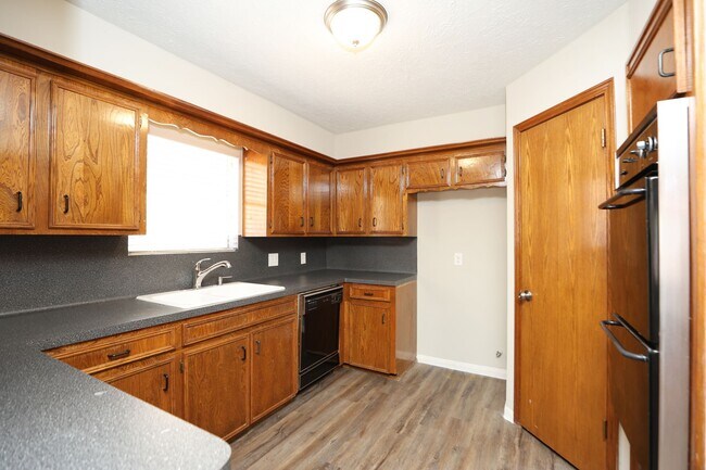 Building Photo - 815 Park Meadow Dr