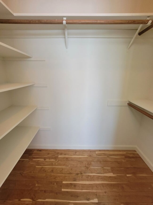 Building Photo - Lovely and Spacious 4-bedroom Beauty in De...