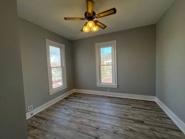 Building Photo - Beautiful 3 bedroom with river views