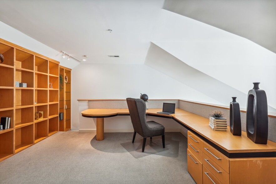 Building Photo - 337 W 7th St