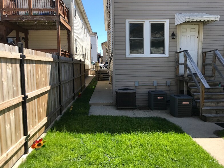 Building Photo - 3442 S Emerald Ave