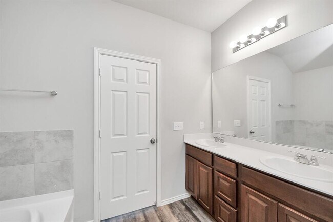 Building Photo - 2214 Welborn Dr