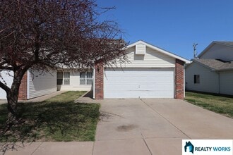 Building Photo - Spacious 3-Bedroom, 2-Bath Home