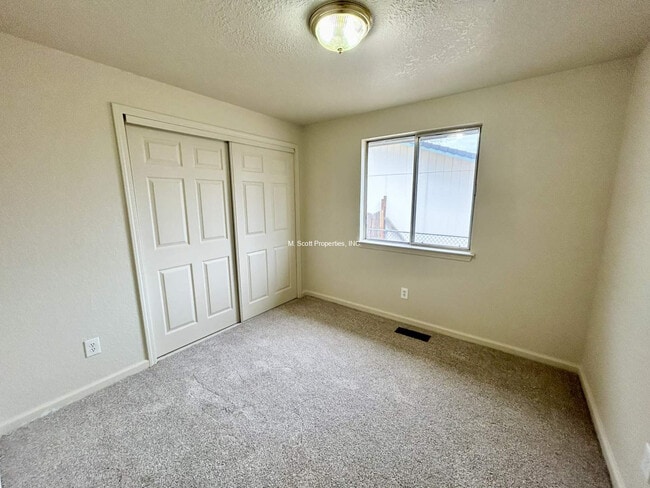 Building Photo - 925 Opalite Dr