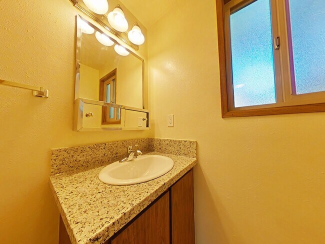 Building Photo - 2 Bedroom Apartment ~ Close to 9th Street