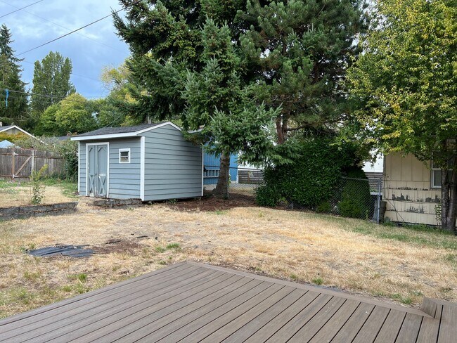 Building Photo - Charming and updated 2 bedroom, 1 bath bun...