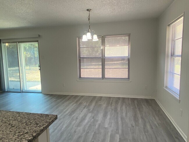 Building Photo - 3 BEDROOM, NEAR BELTON HIGH SCHOOL