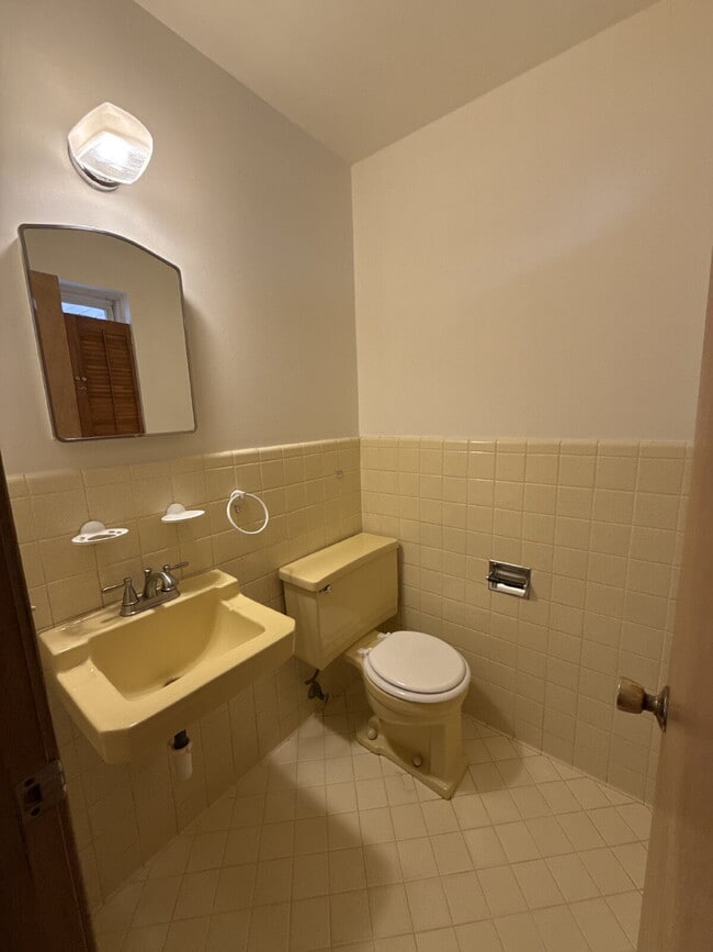 Building Photo - "Charming Space in Yukon, OK! Lawn care included!"