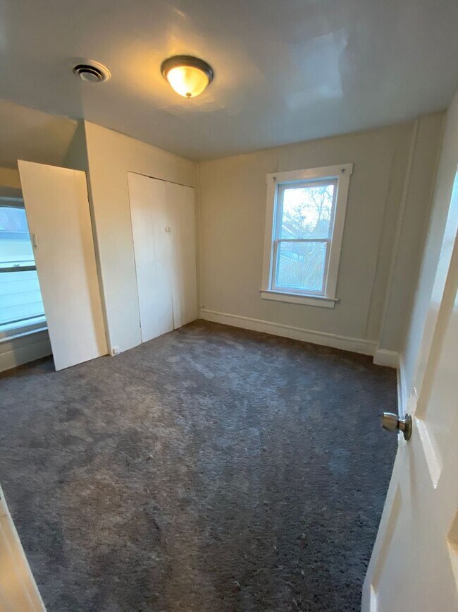 Building Photo - 1 Bedroom Apartment - Now Available!