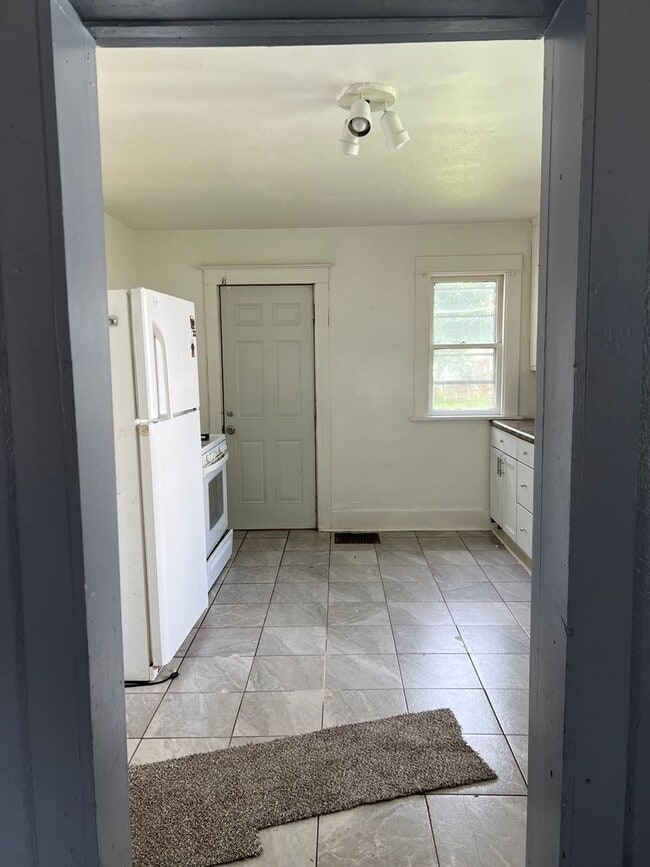 Building Photo - SPACIOUS 3 BEDROOM HOME READY TO WELCOME YOU