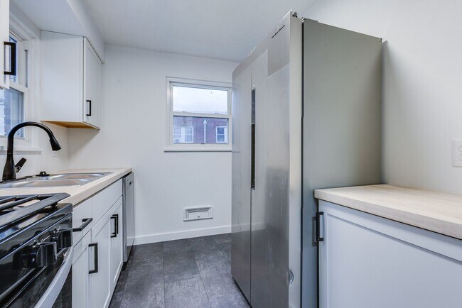 Building Photo - AVAILABLE JUNE 2026! - 2 Bedroom Suburban Vibes in the HEART of the City!!