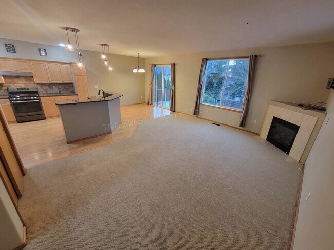 Building Photo - *1/2 OFF 1ST MONTH'S RENT* Large 3 Bed 2.5Ba Vancouver Beauty W/ Gas Fireplace, Dog Run, Fenced Y...