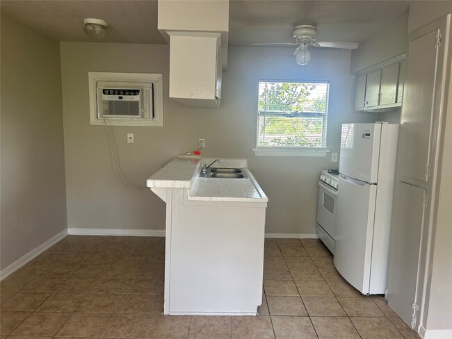 Building Photo - 8232 Glenview Dr