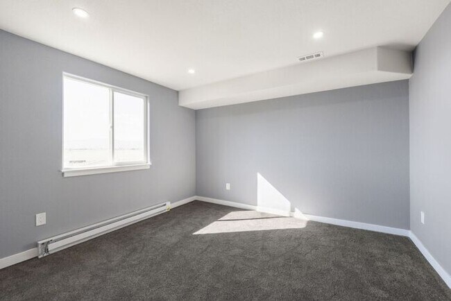 Building Photo - ***WINTER SPECIAL $2695.00 a Month *** 5 b...