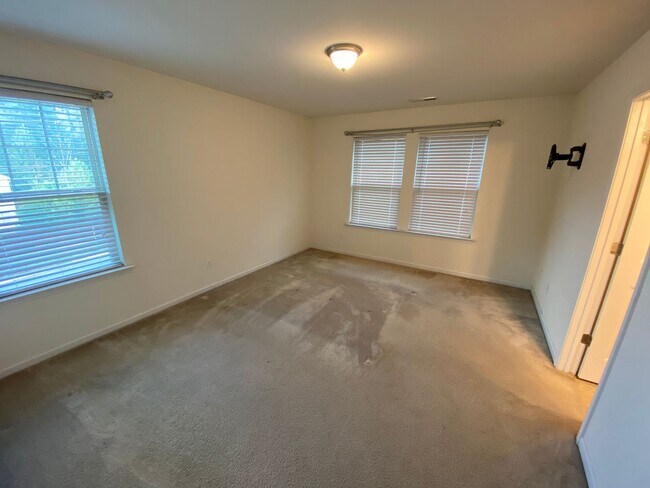 Building Photo - Room in 4 Bedroom Home at Bluegrove Rd