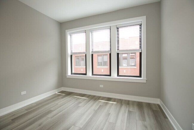 Building Photo - 3948.5 N Janssen Ave