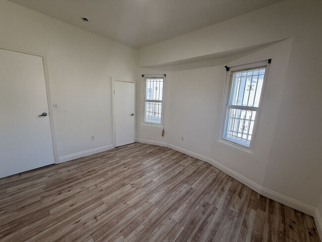 Building Photo - 435 S Fir Ave