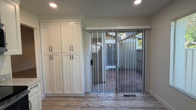 Building Photo - 554 Mt Dell Dr