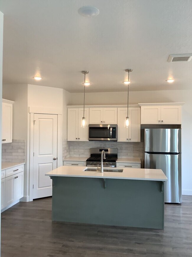 Building Photo - $500 OFF FIRST MONTH"S RENT -New Construct...