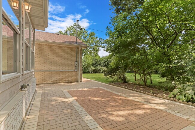 Building Photo - 1206 Lynn Terrace