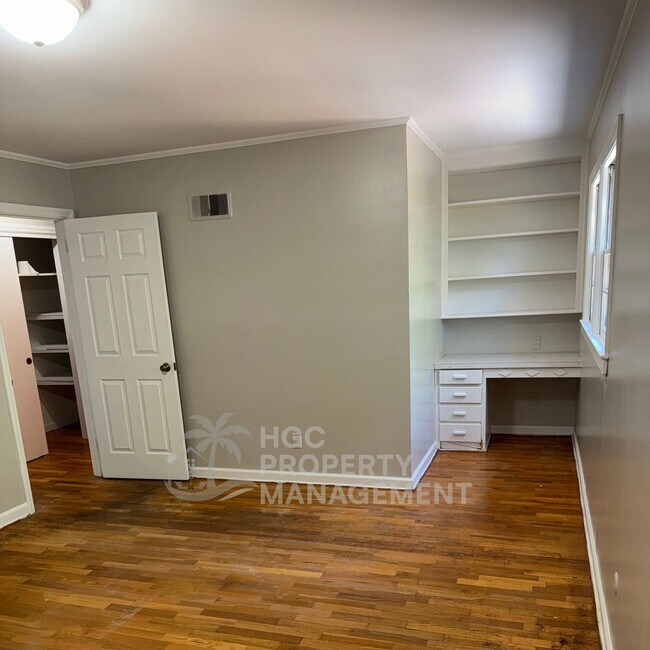 Building Photo - 5 Castlewood Dr
