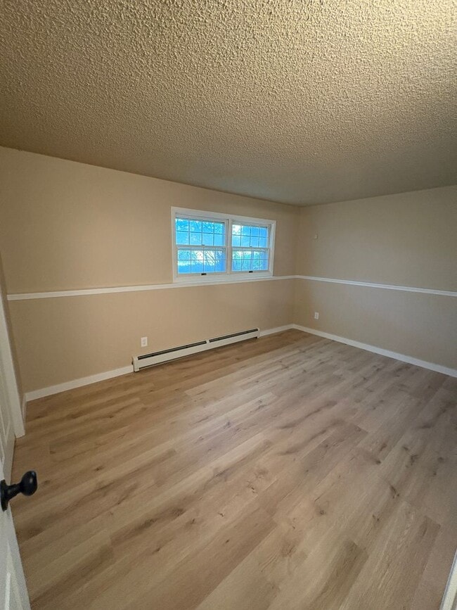 Building Photo - 2 Bed 2 bath off Durston Rd- Brand New Flo...