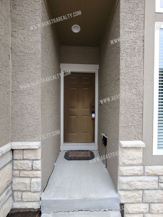 Building Photo - Beautiful and Spacious Olathe Townhome-Ava...