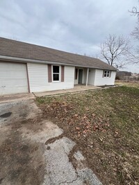 Building Photo - 3 bedroom/1 bathroom house