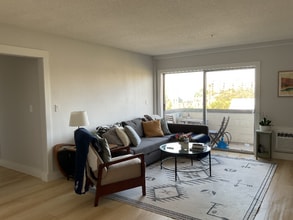 Building Photo - 406 W Azeele St