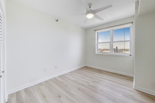 Building Photo - 5 E 14th Pl
