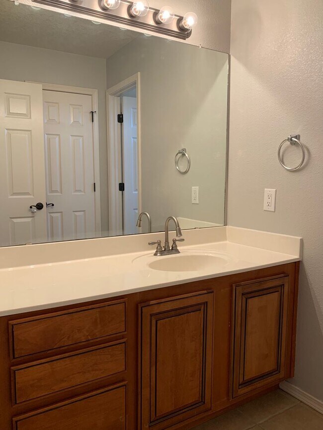 Building Photo - Magnificent 4 Bedroom, 2.5 Bath in Rio Rancho!