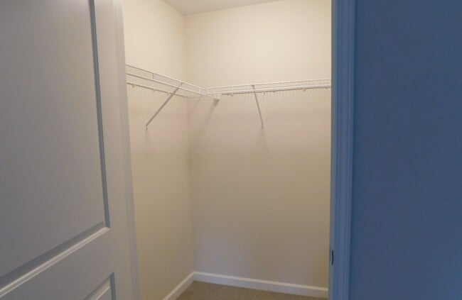 Building Photo - Beautifully Spacious 1 Bedroom Apartment