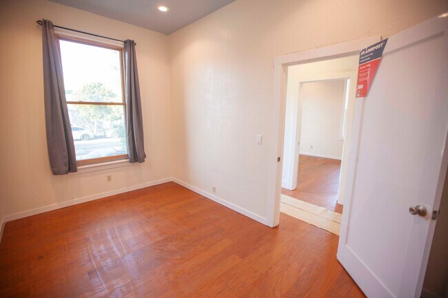 Building Photo - Charming Oceanveiw Renovated Single-Family...