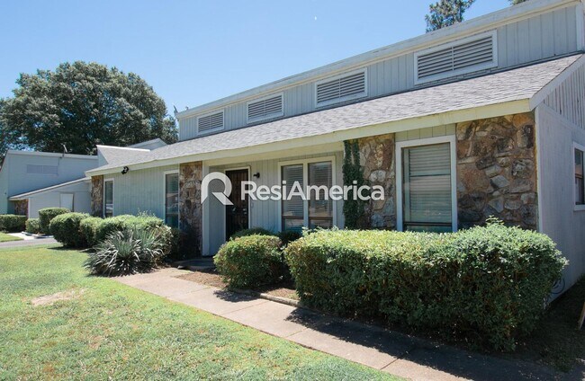 Building Photo - Newly Renovated 3/2 in a Quiet Neighborhood