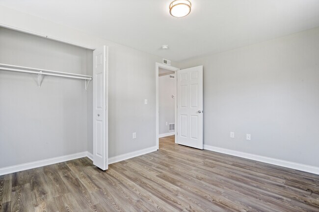 Building Photo - 117 Walnut St