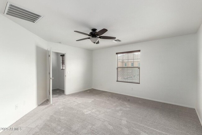Building Photo - Beautiful 3 bedroom plus den, 2.5 bath hom...