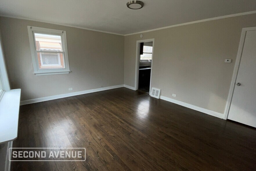 Building Photo - 10036 S Paxton Ave