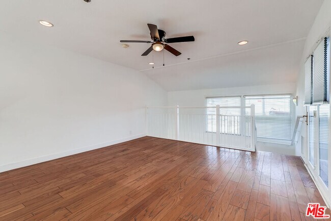 Building Photo - 230 S Catalina Ave