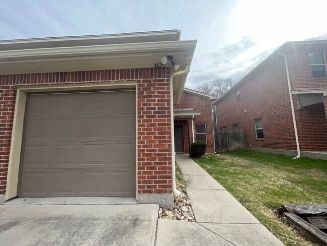 Building Photo - 3BR/2.5BA Townhome | 18' Ceilings | Granite | Garage | Lawn Care Incl | Benbrook TX 76116