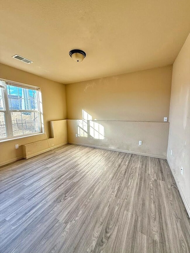 Building Photo - 100 Edna St