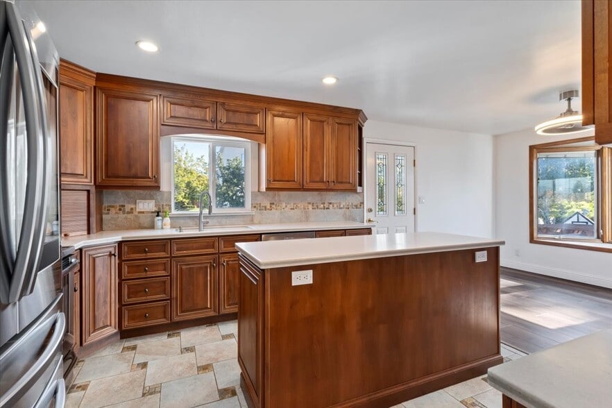 Kitchen - 954 W River Point Cir