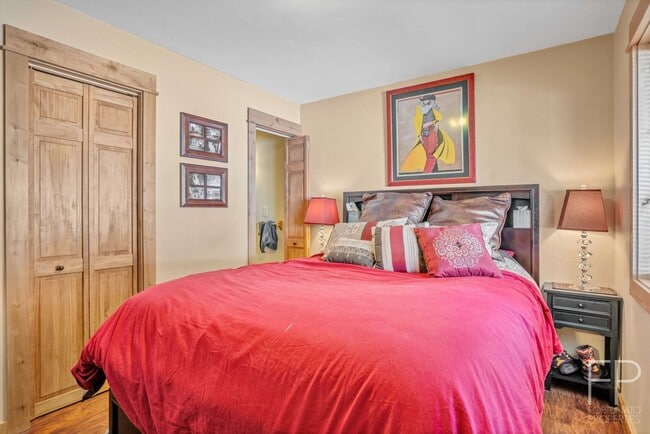 Building Photo - Year lease! Furnished, Move in 8/23/25! 10...