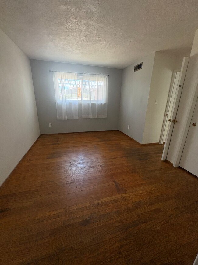 Building Photo - 3046 Notre Dame Dr