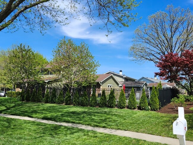 Building Photo - 301 Oakbrook Ct