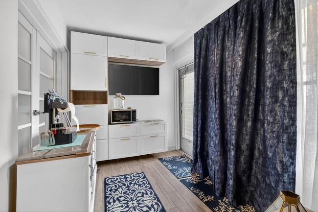 Building Photo - 212 W High Point Terrace