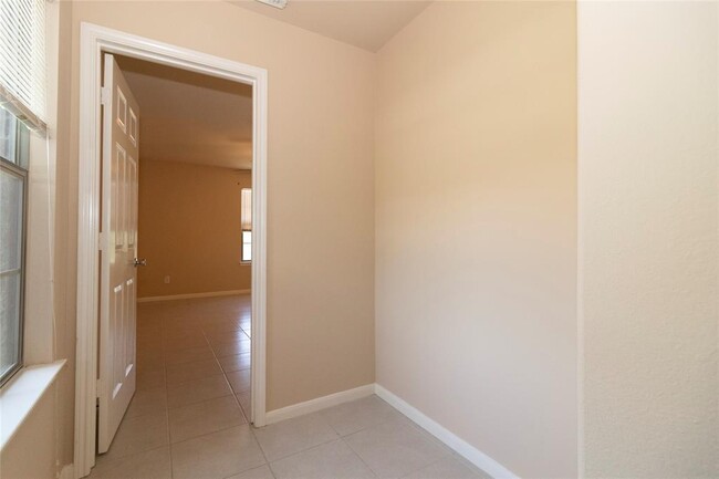 Building Photo - 2202 Crossmill Ln